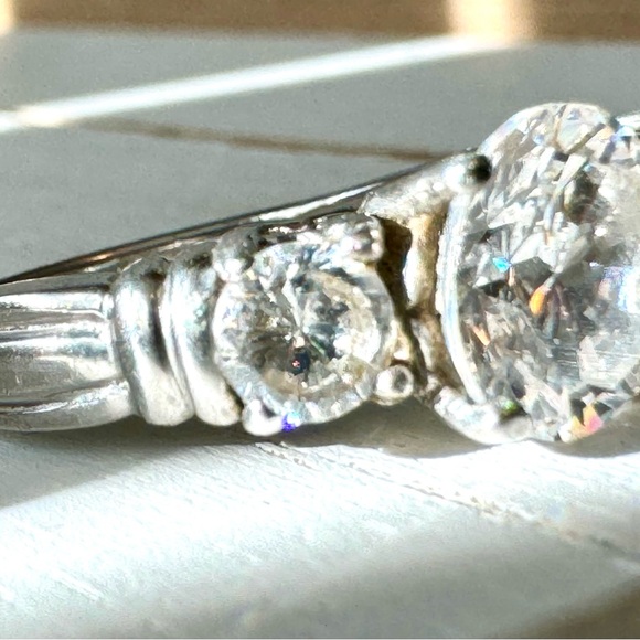 Vintage 925 Sterling Silver 3 Stone Ring - Picture 3 of 8